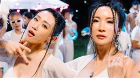 中國娃娃出道25年來，第一次穿泳裝拍MV，就獻給展榮展瑞（照片依左至右為：展瑞、貝兒、娃娃及展榮）。（圖／星展娛樂工作室提供）