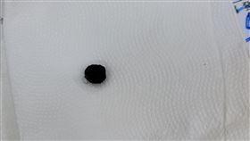 醫師將男童鼻孔的異物順利取出。（圖／翻攝自耳鼻喉科 陳世璽醫師臉書）