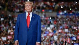 川普在紐約一場喧鬧的造勢集會上表示，近日將造訪俄亥俄州春田市。（圖／翻攝自川普臉書）