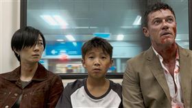 路克伊凡斯（右）在《台北追緝令》中來台北時，遇到舊情人桂綸鎂（左）與她的兒子楊明偉。（圖／采昌提供）