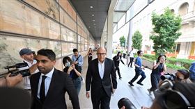新加坡前交通部長易華仁抵達最高法院，在庭訊上承認以公務員身分收取貴重禮物