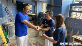 ▲中信兄弟本季新莊最終戰，平野惠一到客隊休息室與陳金鋒打招呼。（圖／記者張沛嘉攝影）