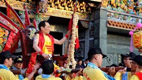 ▲桃園護國宮太子爺出巡坐釘椅。（圖／桃園護國宮）