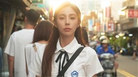 金寶拉化身女學生現身台南街頭。（圖／翻攝自wanna._b IG）