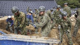 日本石川縣遭破紀錄大雨侵襲，儘管將屆滿黃金72小時仍持續搜救中。（圖／美聯社／達志影像）