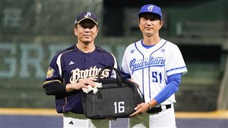 悍將送公事包祝退休　周思齊讚很強引鼓譟