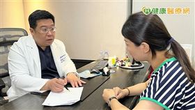 林敬鈞院長提到，現今許多愛美女性即便內心驅使想要變美，卻因為擔心眾人目光卻步；尤其擔心拉皮手術恢復期過長無法請假，或是術後腫脹等等外觀上引人側目，遲遲不敢為此諮詢。