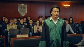 李銘順在《八尺門的辯護人》中飾演公設辯護人「佟寶駒」。（圖／鏡文學提供）