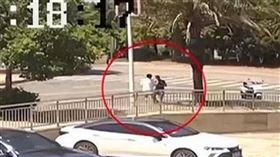 少年路過扶起倒地的老翁，卻被對方誣陷。（圖／翻攝自央視網）