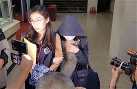 ▲超思代表人秦語喬首度在鏡頭前曝光，被以被告身份移送北檢複訊。（圖／翻攝畫面）