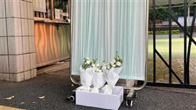 深圳一名10歲的日本男童18日在上學途中無故遭人襲擊身亡，隨後即有當地民眾前往學校獻花致哀。（圖／路透社／達志影像）