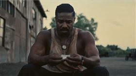 麥可·B·喬丹在《罪人》挑戰一人分飾兩角。（圖／華納兄弟提供）