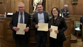 關首奇獲頒台法文化獎法國學者關首奇（中）23日從文化部次長王時思（右）、法蘭西學院人文政治科學院終身秘書史蒂恩手中獲頒台法文化獎。他說台灣文學帶來力量，盼透過藝術，讓更多人看到台灣的自由、文化與認同。中央社記者曾婷瑄巴黎攝 113年9月25日