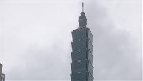 雨勢趨緩  遊客101前拍照打卡中央氣象署表示，23日白天仍受低壓帶影響，雨勢較22日有稍緩跡象，但仍須留意短延時強降雨。圖為遊客不畏風雨在台北101前拍照留念。中央社記者鄭傑文攝  113年9月23日