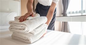 飯店毛巾是否乾淨，一直是許多民眾議論的焦點，醫師建議自備毛巾最安全。（圖／123RF）

