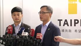 ▲台北市政府發言人殷瑋(左)陪同新任副市長張德溫(右)接受媒體訪問。