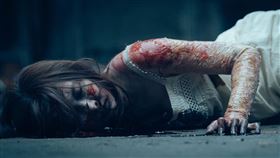 安心亞在《鬼們之蝴蝶大廈》飾演跳樓自殺的白衣女子。（圖／劇匯文創提供）