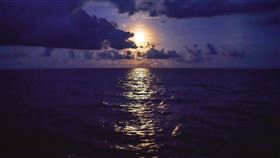 花蓮海洋月光賞星船將出航花蓮縣政府推「流星花蓮－山海星光」活動，與賞鯨業者合作舉辦「海洋月光賞星船」，尤其5月26日的活動還能看到罕見的「血月」，體驗大海上的緋紅月光海與寂靜繁星。（花蓮縣政府提供）中央社記者李先鳳傳真  110年4月27日