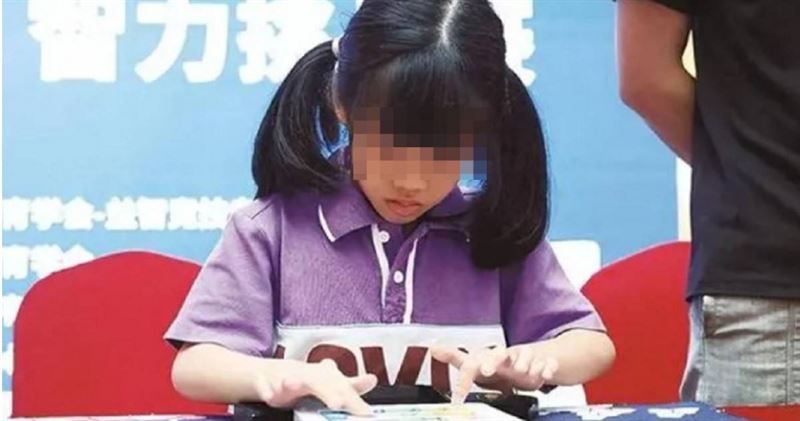 不到1秒！7歲女童打破「華容道世界紀錄」