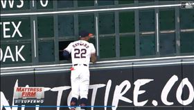 ▲海伍德（Jason Heyward）5局上撞破記分板沒收長打，5局下炸裂逆轉轟。（圖／翻攝自MLB官網）