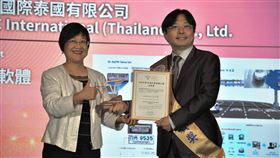 僑委會委員長徐佳青(圖左)頒發「海外臺商精品獎─金質獎」獎座予遠拓泰執行長陳聲鏗。（圖／遠通電收提供）