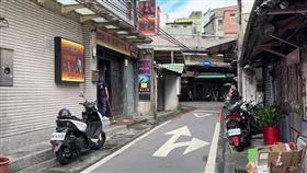 基隆市龍安街上的一家卡拉OK店今天（25日）清晨4時許發生槍擊事件，一名計姓男子（21歲）疑不滿前妻另結新歡，因此持改造手槍到前妻工作的卡拉OK店狂轟20多槍，造成前妻的男友與其2名友人受傷送醫。警方指出，傷者經送醫救治暫無生命危險，今天上午10時許，已在北市逮捕涉案的計嫌和一名同夥。