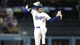 ▲大谷翔平首打席敲出場地規則二壘安打。（圖／美聯社／達志影像）