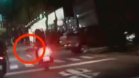 皮卡車轉彎機車瞬摔 熱心騎士助攔肇逃外籍男