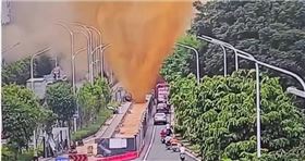 ▲大陸廣西省南寧市一處化糞池管線發生爆裂意外，地面噴出逾10公尺高的土黃色汙水，一輛挖土機當場被炸翻，轎車玻璃也被震碎，所幸並未造成傷亡憾事。（圖／擷取自Facebook／中國傻事）

