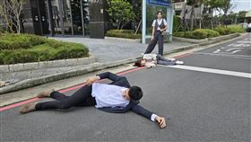 《愛的榮耀》車禍戲超逼真，王瞳、曾子益生死一瞬間。（圖／民視提供）