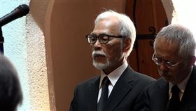 宮﨑駿(右)與鈴木敏夫出席高畑勳告別式。（圖／甲上娛樂提供）