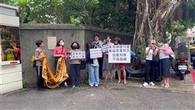 台北市劉姓保母姊妹虐死1歲男童凱凱，北檢4月間依凌虐兒童妨害身心發展致死等罪嫌起訴劉姓姊妹。全案採國民法官審理，今天首度開庭審理。兒童權益促進協會創會理事長王薇君也到場旁聽，王強調，保母的虐待手法根本是殺人，不是過失傷害致死。關於死刑釋憲案，她則怒批「頭剁掉不叫最嚴重？凌虐致死也不叫最嚴重？大法官們應該去看心理醫生」