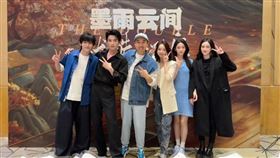 《墨雨雲間》悄悄舉辦慶功宴，王星越（左二）、吳謹言（右三）中間站著老闆于正。（圖／翻攝自微博）