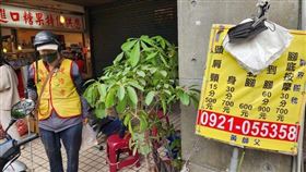 新竹市東寧宮旁有一位70多歲的黃姓全盲爺爺，最近因為生意不佳，連房租快付不出來，有網友知道後，特別在PTT上發文，希望大家能夠多來捧場，讓黃爺爺能增加收入，解決經濟上的窘境。