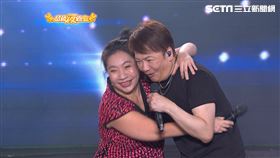 ▲如花控制不住自己急忙奔向袁小迪想要獻吻（圖／超級夜總會）