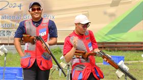 楊昆弼(左) 、劉宛渝聯手留住不定向飛靶混雙金牌。（射擊協會提供）