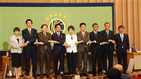 自民黨總裁選舉  民調：石破、小泉、高市領先日本執政黨自民黨總裁選舉，產經新聞社與FNN聯合民調顯示，民眾被問「誰最適合當新總裁」時，9名候選人當中，自民黨前幹事長石破茂（右2）、前環境大臣小泉進次郎（左4）、經濟安保大臣高市早苗（左1）領先。圖為14日候選人在日本記者俱樂部出席辯論會。中央社記者楊明珠東京攝  113年9月16日