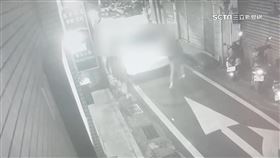 疑不滿前妻結新歡　男帶女友闖前妻工作地開槍