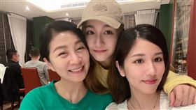 方文琳與兩個女兒。（圖／翻攝自方文琳臉書）