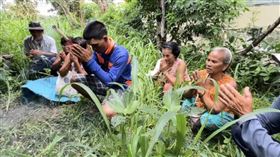 泰國一名男童22日晚上8點多被發現失蹤，34小時後從離家30公尺的一個化肥袋中走出，並且告訴大人自己被一個有著三角臉、長頭髮、長指甲的老奶奶帶走了。（圖／翻攝komchadluek）