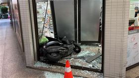 新北,土城,機車,全家,便利商店,爆衝