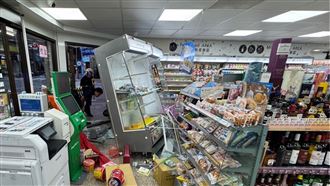 疲勞失控？新北莽男騎車撞超商驚悚瞬間曝