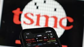 台積電重登1000元大關 台股現15千金台積電25日股價表現強勁，開盤跳空達1000元，為2個多月來首度站回1000元之上，市值攀升至新台幣25.93兆元，台股再現15千金。中央社記者徐肇昌攝  113年9月25日