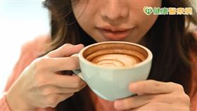 並非所有女性在生理期都不適合喝咖啡。周大翔中醫師進一步解釋，對於健康女性而言，適量攝取咖啡並不會影響月經週期，也不會加重經前症候群。