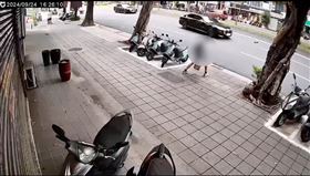 國中生在人行道滑板跌倒，驚擾總統車隊。（圖／翻攝畫面）