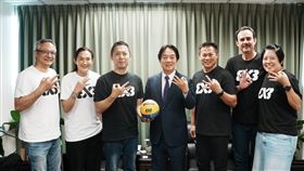 左起輔仁大學的陳麒文博士、前女籃國手錢薇娟、旺寶整合行銷董事長吳同喬、總統賴清德、前男籃國手周俊三、副董事長「籃球博士」鄭志龍，以及顧問團隊合影。（圖／旺寶整合行銷提供）