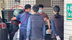 陳母在檢調戒護下現身高市殯儀館認嬰屍，面對媒體詢問不發一語，直接走進解剖室。（圖／翻攝畫面）