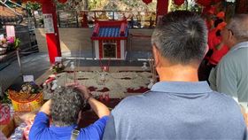 「泡麵土地公」，中寮，石龍宮，浴火重生，香客湧入大啖泡麵盛況曝(圖／翻攝畫面)