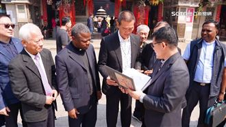 宗教界歷史場面！教宗同框「黃金媽祖像」