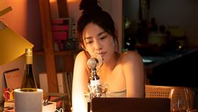 林思宇挑戰背部全裸超大尺度，飾演性愛分離的約跑新女性。（圖／紅杉娛樂）